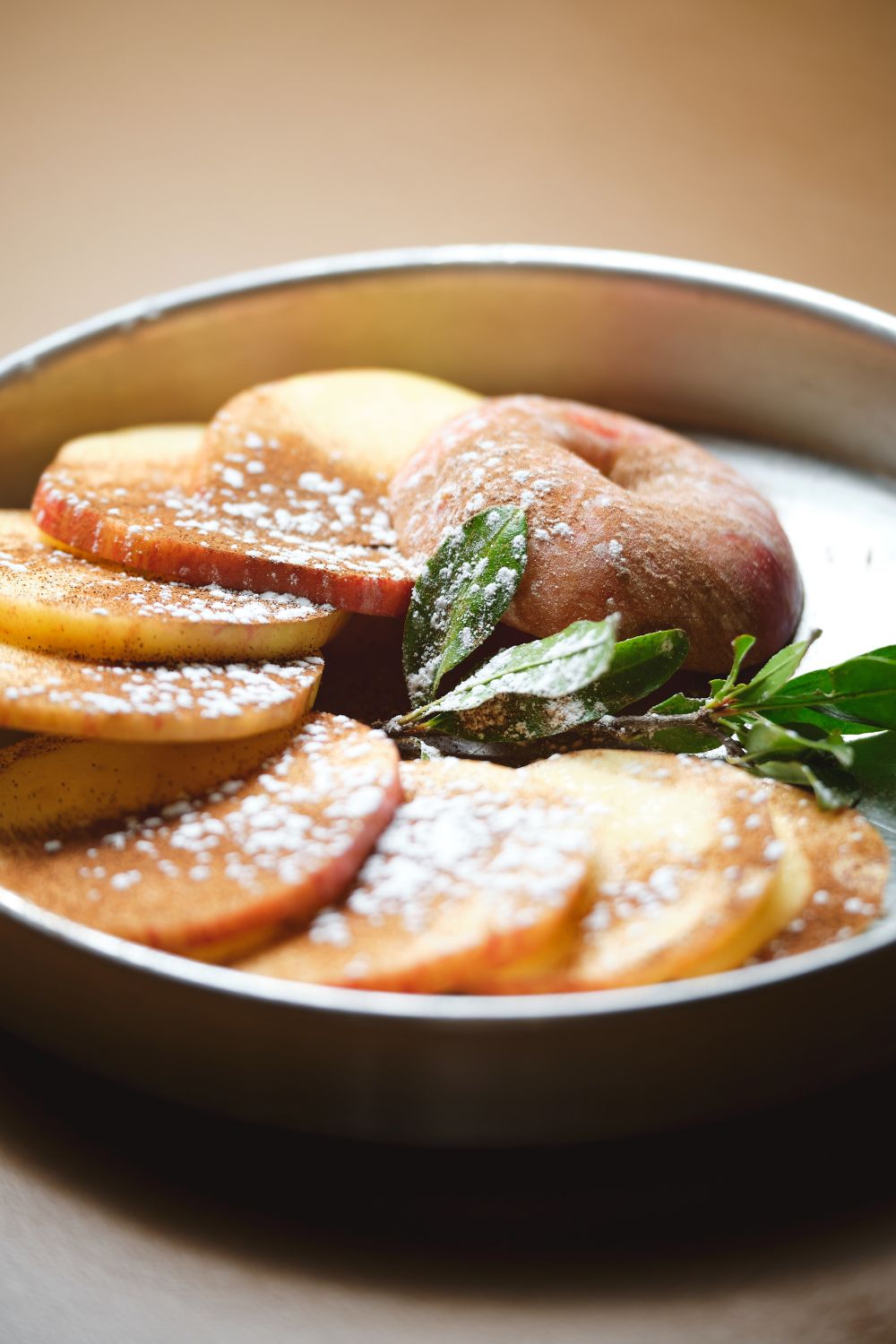Carpaccio di mela con cannella e cacao
